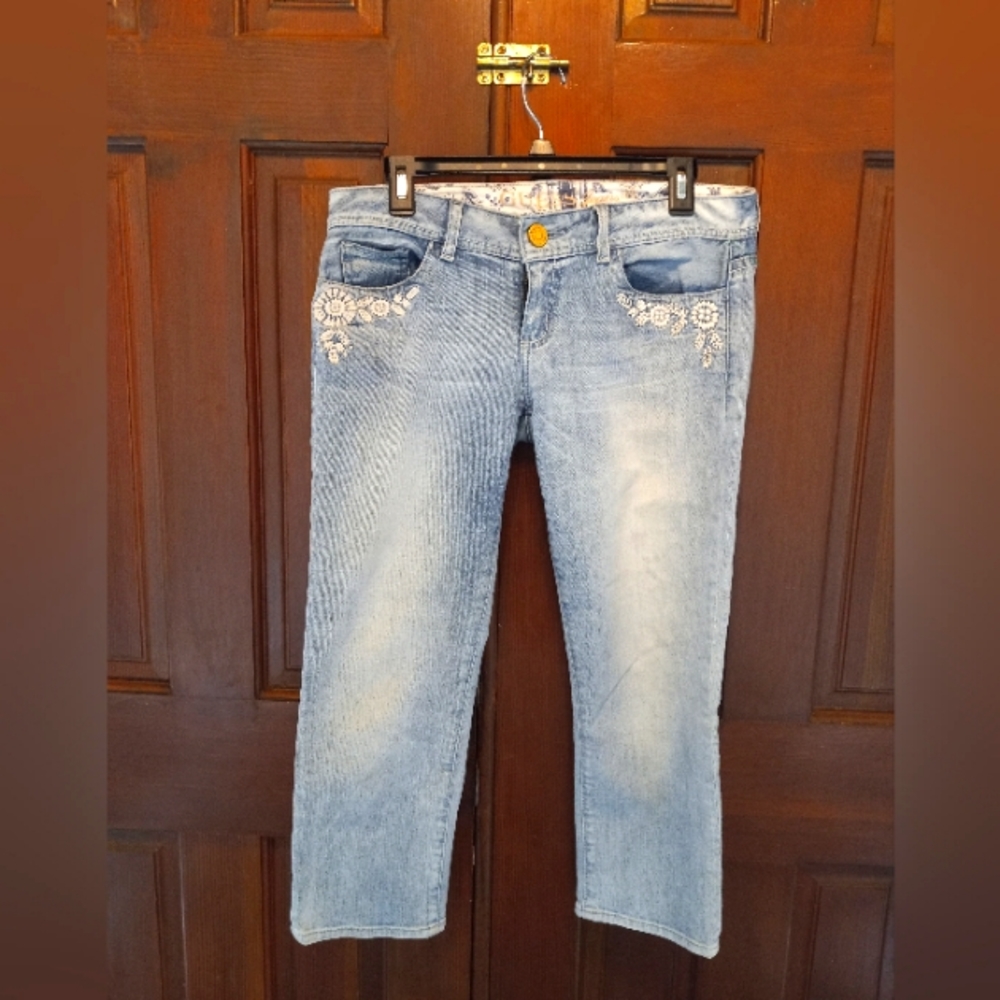 NEW!! GUESS Jeans Beautiful embroidered Stretch jeans, ankle length Size 30